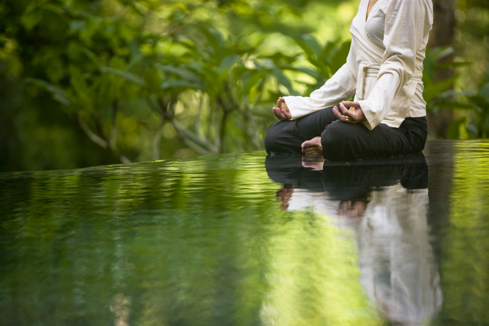 Исцеляющая йога. Медитация Тонглен. Медитация на природе. Природа спокойствие. Медитирует на природе.